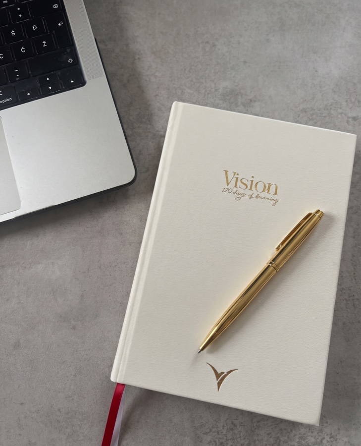 Customer’s VisionRuya daily planner with signature gold pen